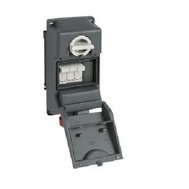 presa con interruttore di blocco, serie TM, 3 poli + PE, 6 h (rosso), 32 A, 380 ÷ 415 V, portafusibile sezionabile 10 x 38 mm, senza scatola base product photo Photo 01 3XL